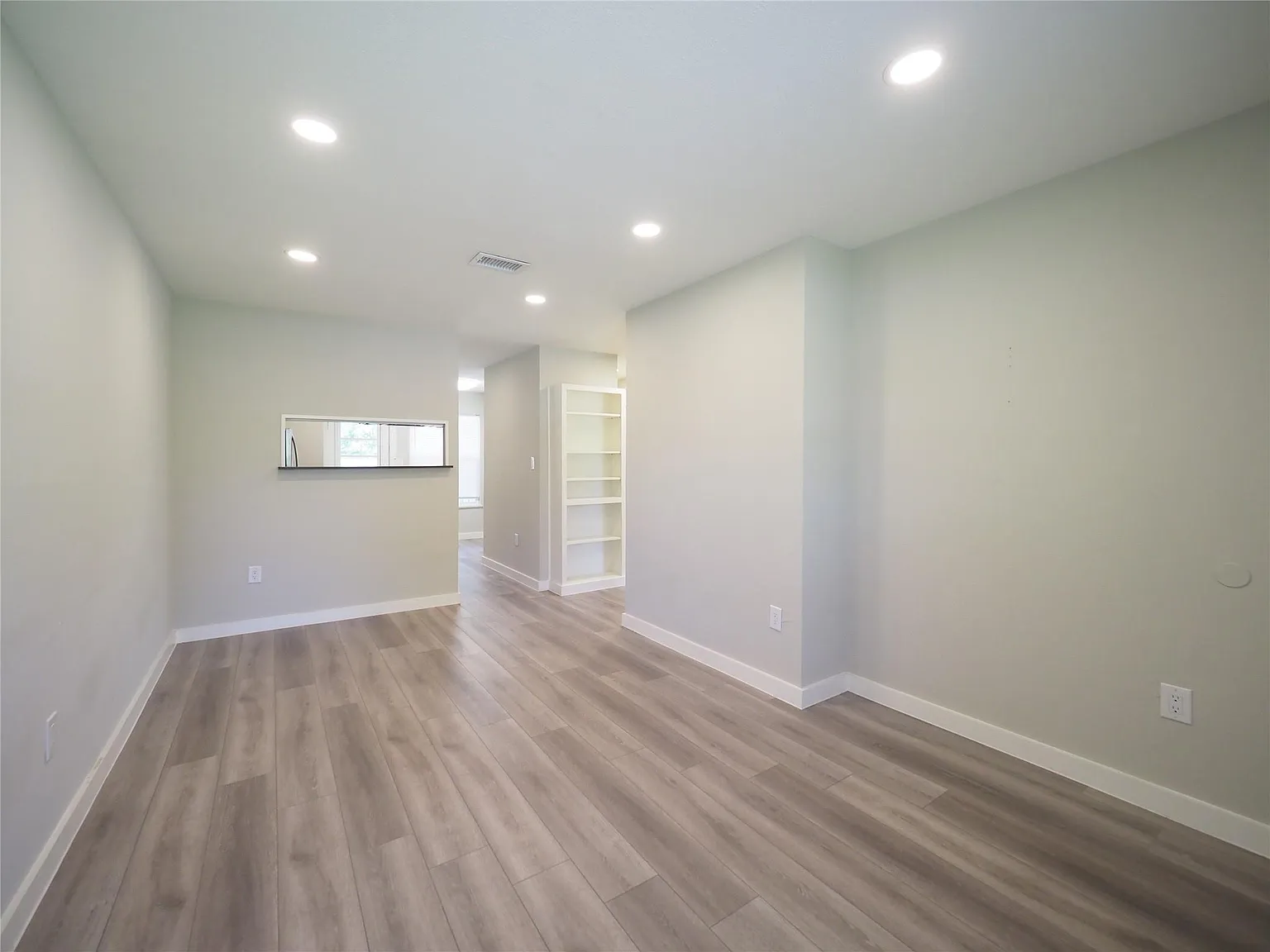 2 bed, 1.0 bath, 813 sqft, $2,100 — Photo 3