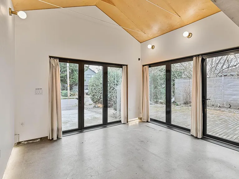 6358 NE 37th Ave — Photo 17