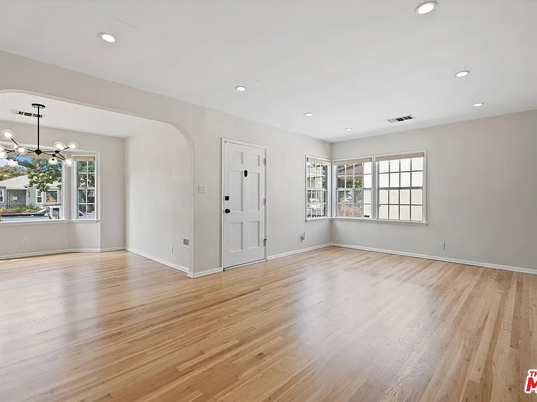 8348 Reading Ave — Photo 3