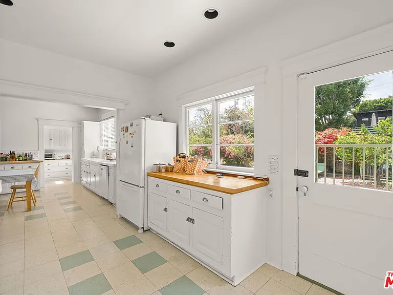 801 N Rodeo Dr — Photo 17