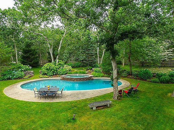 2nd image of 4 S Vine Ln