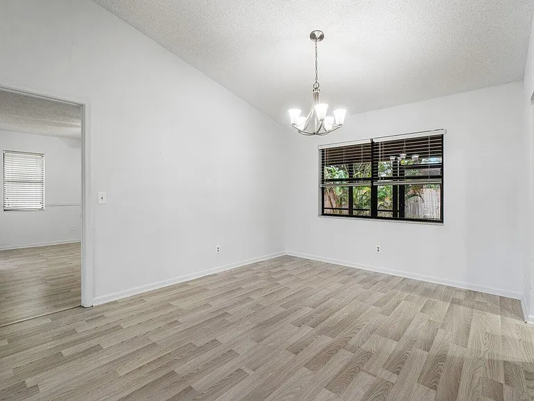 190 Parkwood Dr — Photo 8