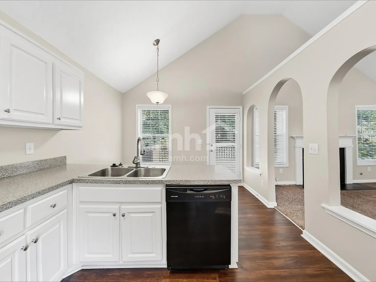 3 bed, 2.0 bath, 1625 sqft, $2,200 — Photo 3