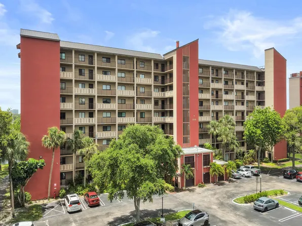 2200 S Cypress Bend Drive #707, Pompano Beach, FL 33069
