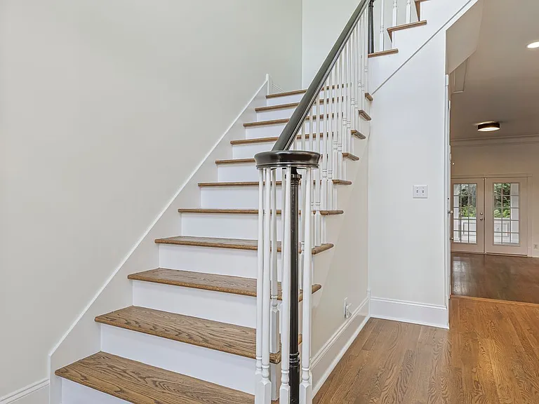 604 Clayborne Ct — Photo 7