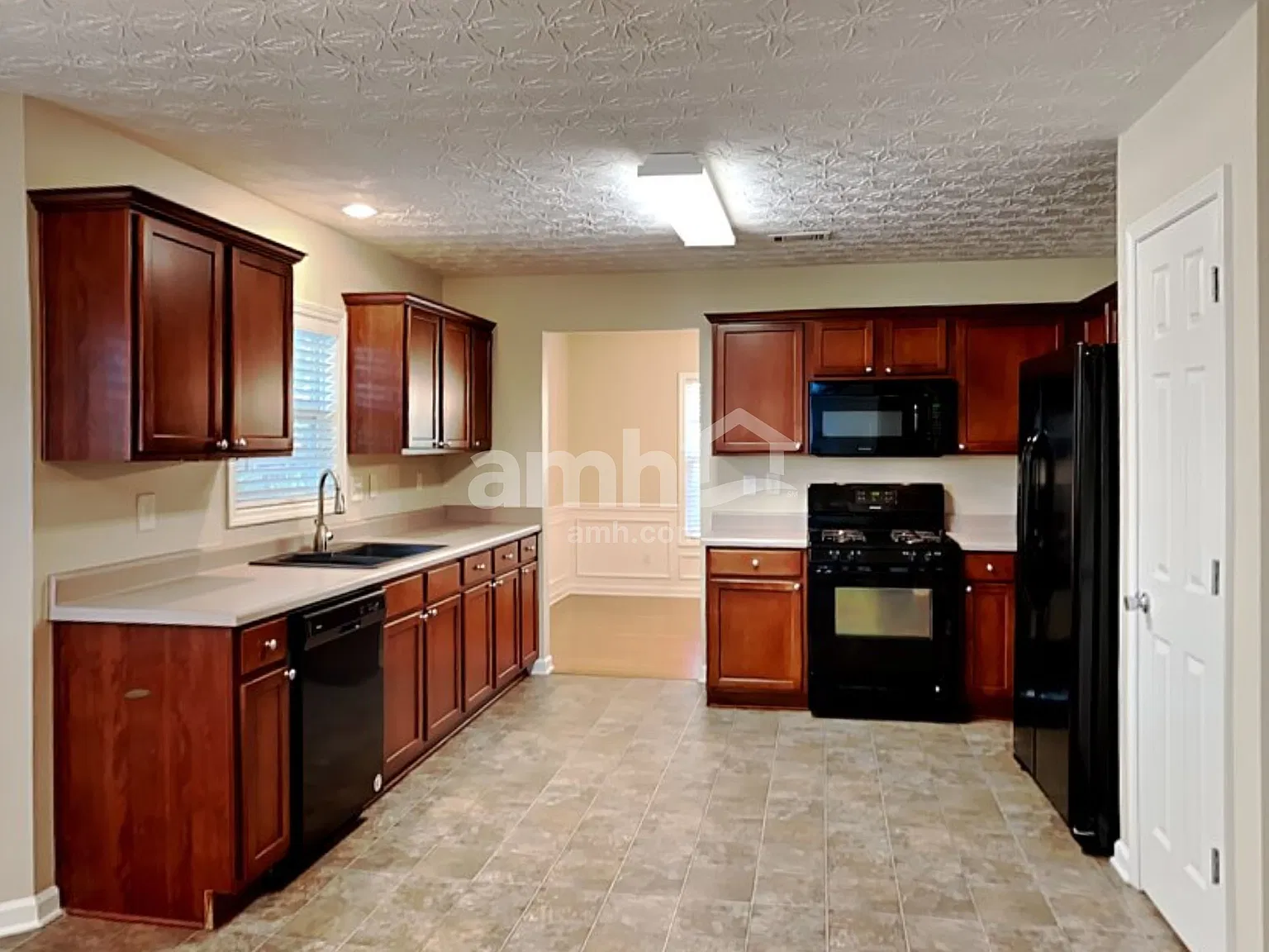 3 bed, 2.0 bath, 1375 sqft, $2,095 — Photo 3