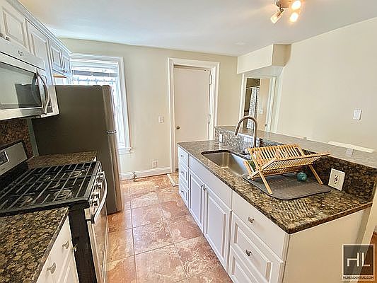 4th image of 384 Jefferson Ave APT 1
