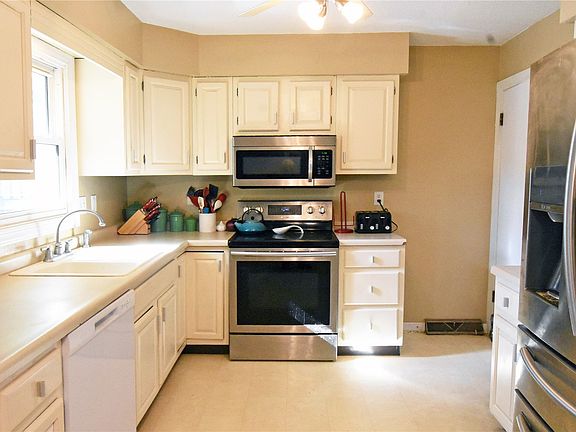 5th image of 1612 Woodside Ct NW