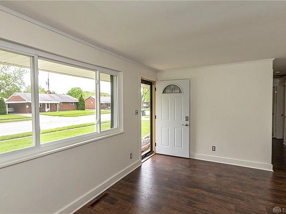 3rd image of 327 Astor Ave