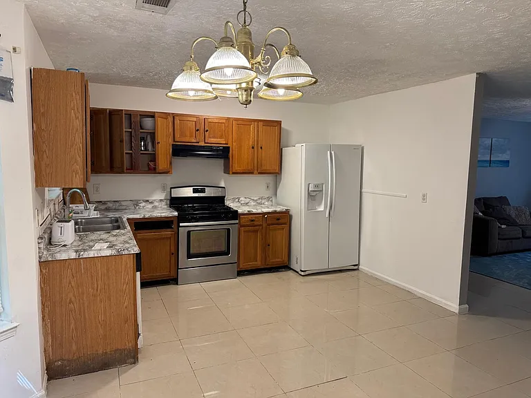 464 Village Bluff Ct — Photo 8