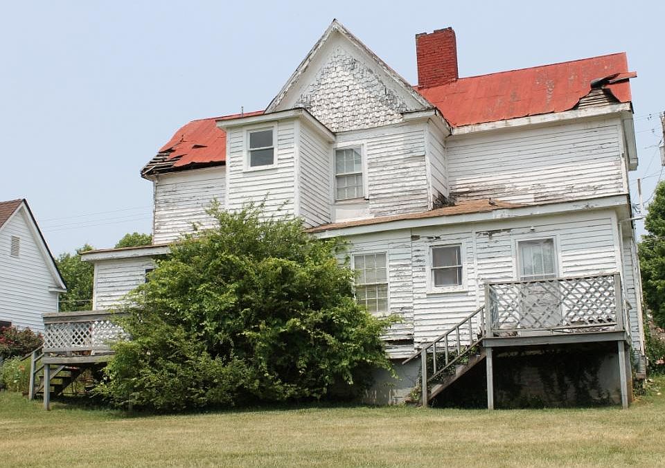 2nd image of 812 7th St