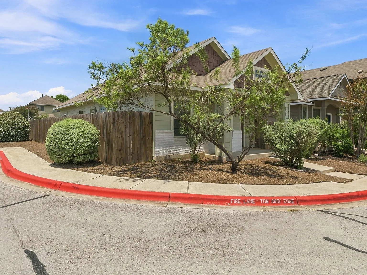 3 bed, 1104 sqft, $1,695 — Photo 3