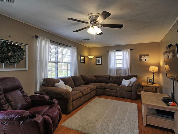 5th image of 611 Lakeland Pl NE