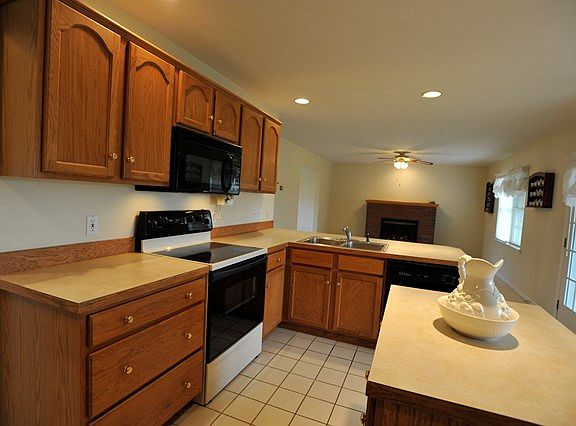 3rd image of 3 Garden Ln
