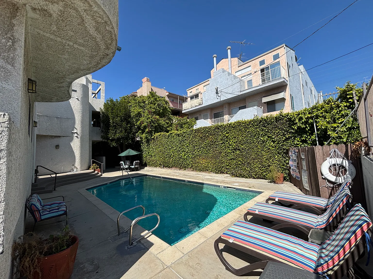 Tujunga Villas — Photo 2