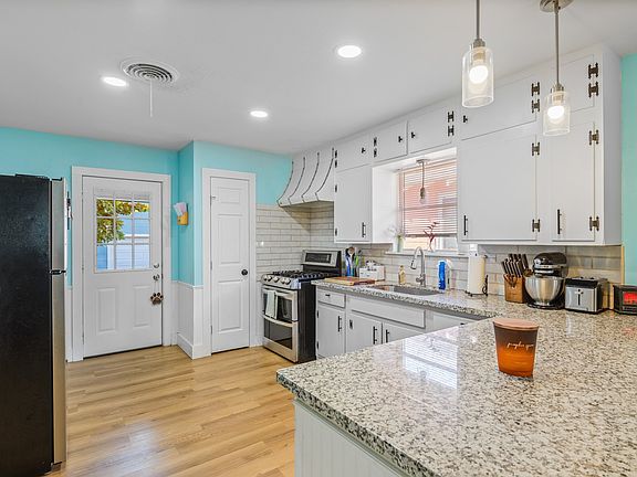 Large Counter Space and Area for Bar Stools