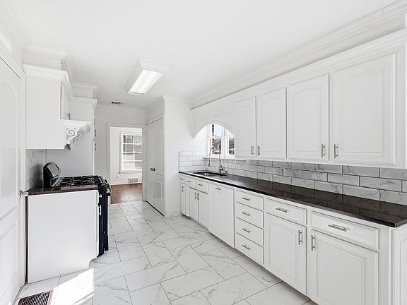 5th image of 3013 Primrose Ave