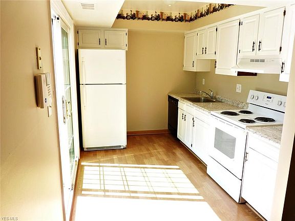 3rd image of 13916 Oakbrook Dr