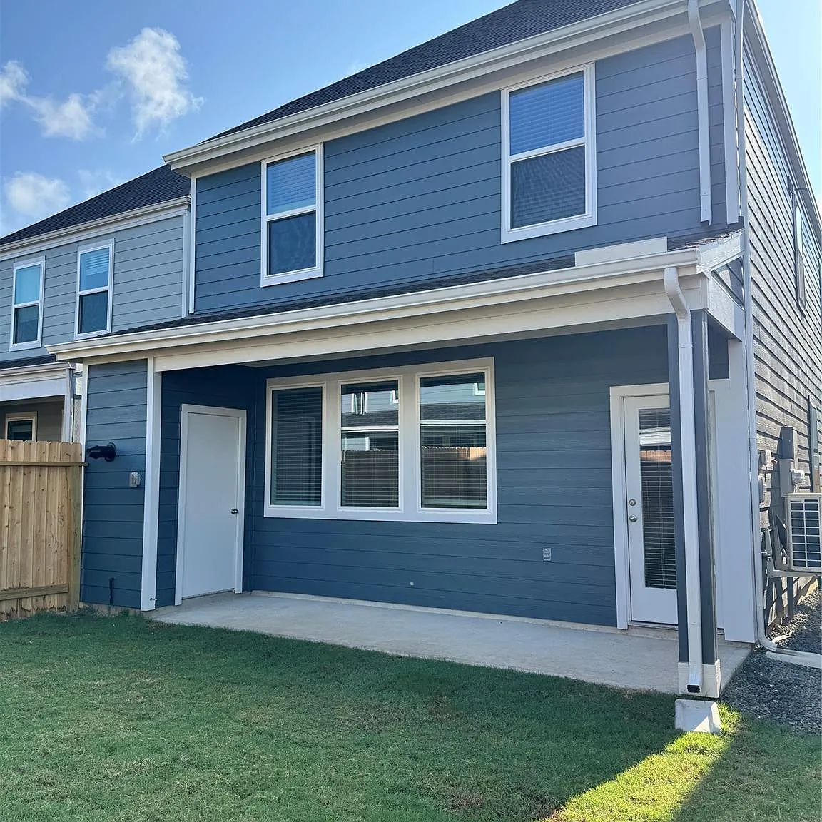 4 bed, 2.5 bath, 2275 sqft, $2,300 — Photo 2