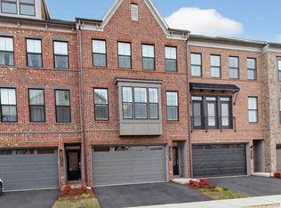 5241 Ridgeview Retreat Dr, Chantilly, VA 20151