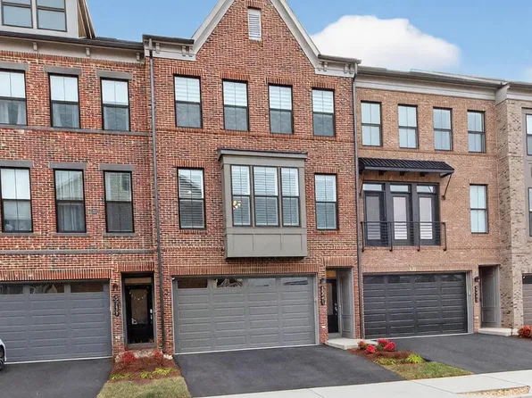 5241 Ridgeview Retreat Dr, Chantilly, VA 20151