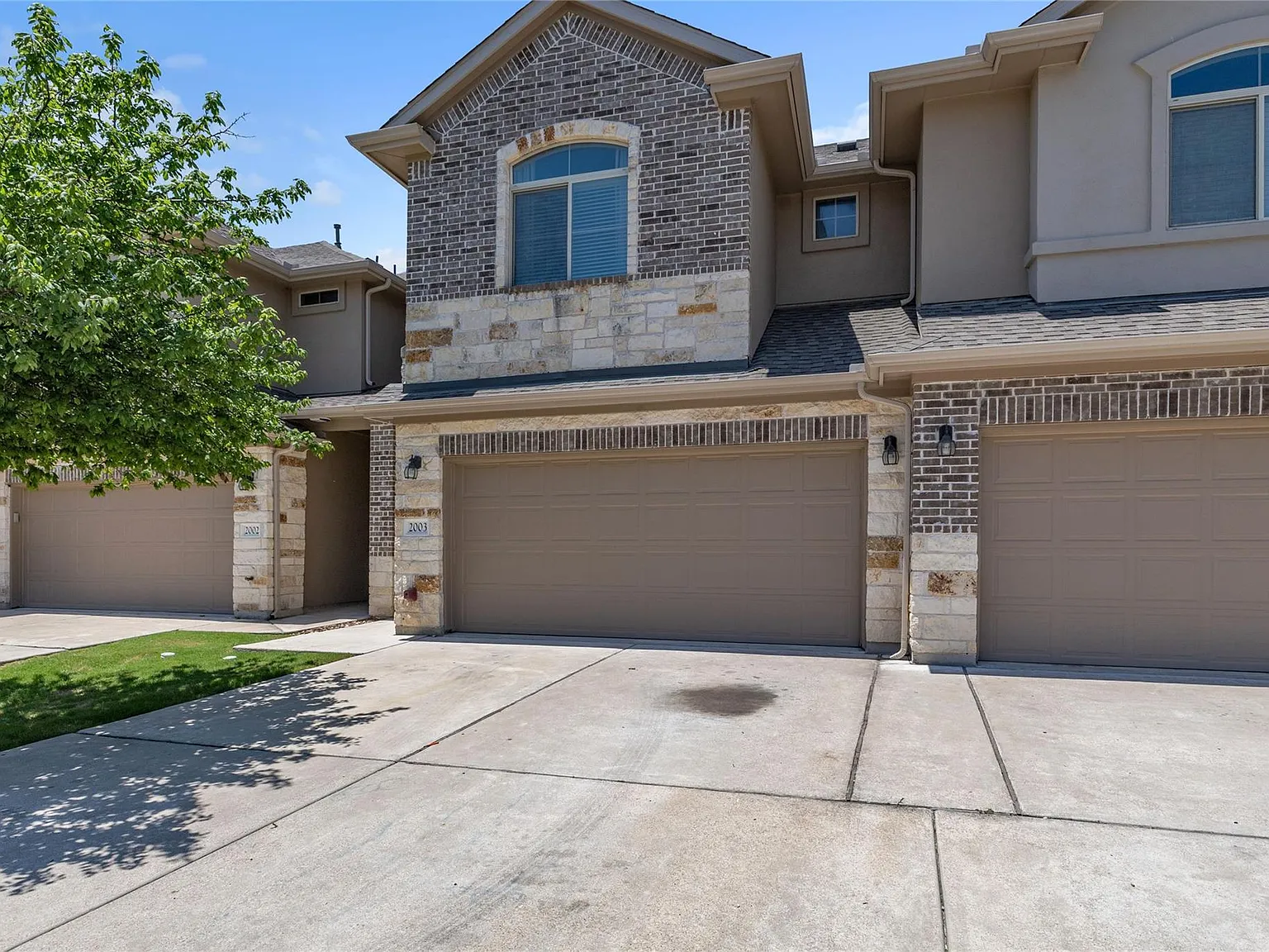3 bed, 2.5 bath, 1825 sqft, $2,000 — Photo 2