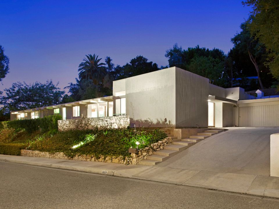 2nd image of 1027 Cove Way