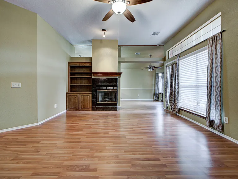 2912 Edinburg Dr — Photo 8