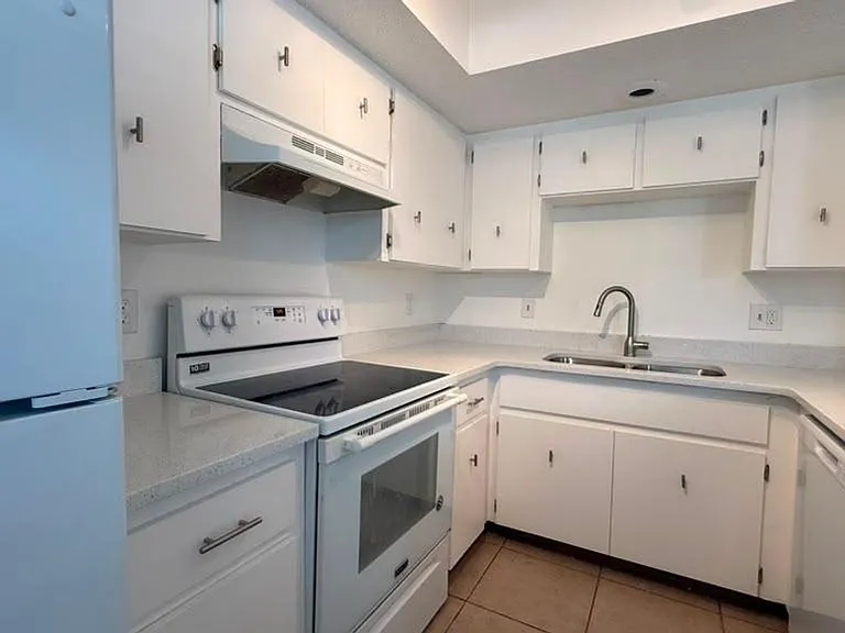 504 Barcelona Avenue — Photo 22