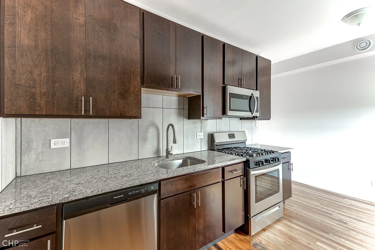 Building Photo - 3350 W Montrose Ave #2