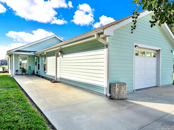 201 Ridge Harbor Dr, Rockport, TX 78382