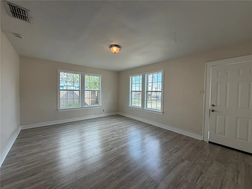 2 bed, 988 sqft, $1,200 — Photo 3