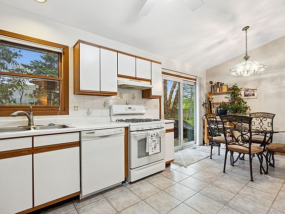 5th image of 240 Indianwood Ln