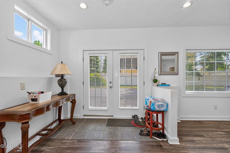 4th image of 303 Jefferson Street