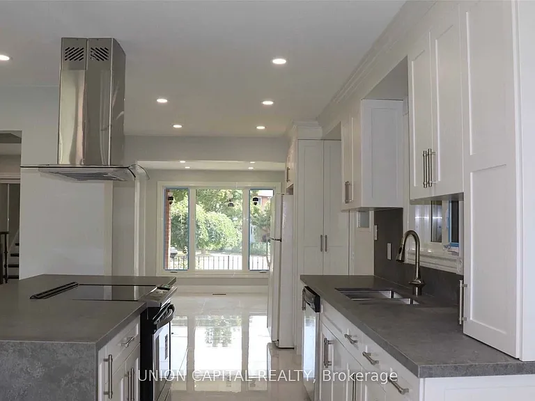 3210 Fairfox Cres — Photo 5