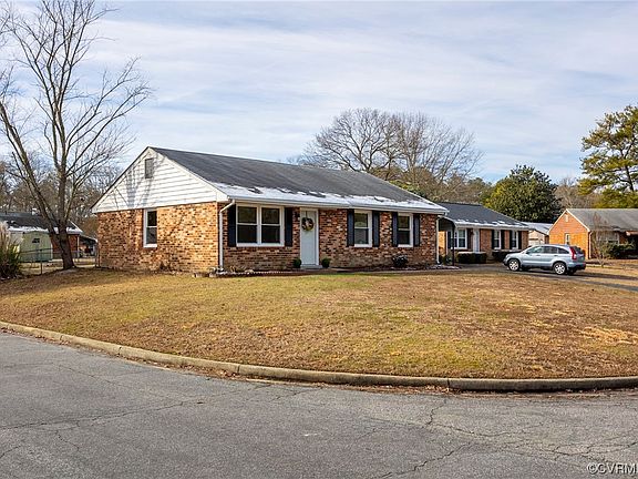 3rd image of 352 Argyll Cir