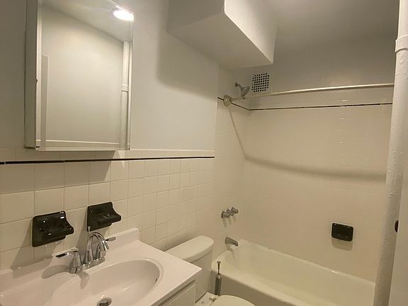 5th image of 139 E 27th St APT 5E