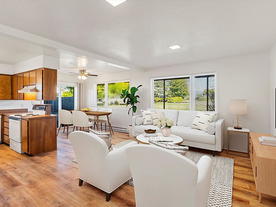 Digitally Staged. Currently not furnished. Furnishings can be provided for a higher rental rate. Inquire with manager.