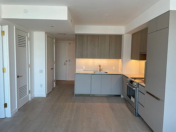 4th image of 3 Court Sq APT 5605