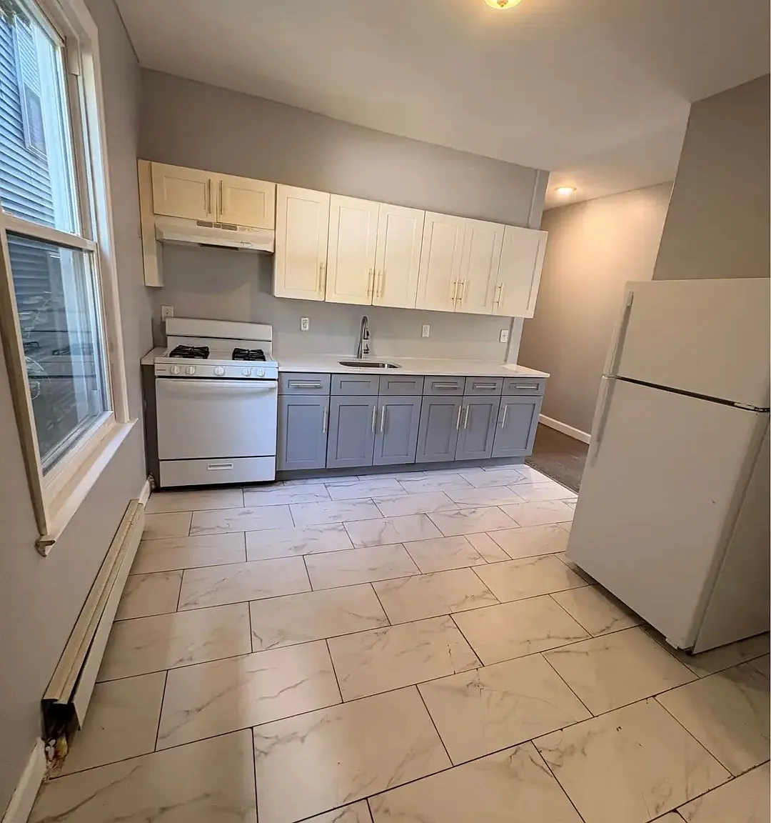 4 bed, $3,200 — Photo 1