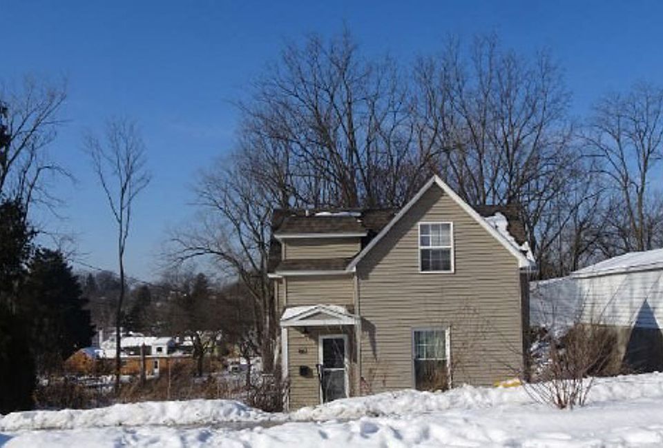 1st image of 861 Emerald Ave NE