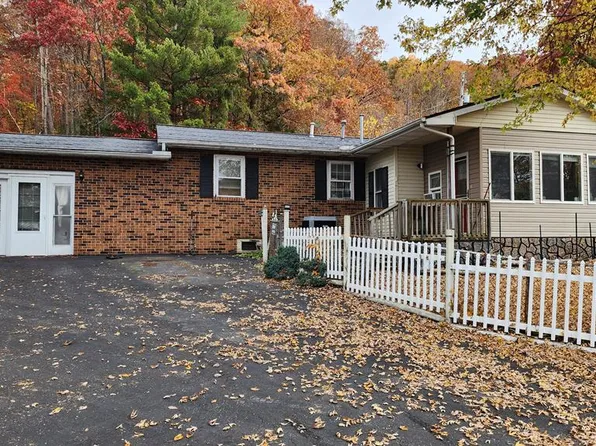 202 Deck St, Mount Hope, WV 25880