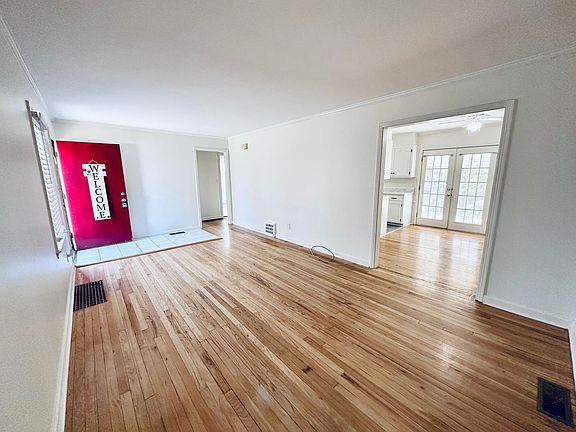 4th image of 211 W 89th Ter