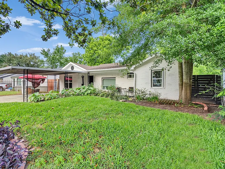 10309 Chesterfield Dr — Photo 1