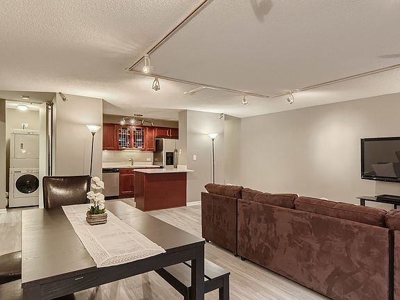 LIVING ROOM WITH PLENTY OF ROOM FOR A SEPARATE DINING AREA OR WORK SPACE.
