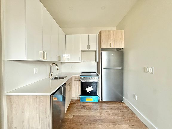 4th image of 980 Kent Ave #2