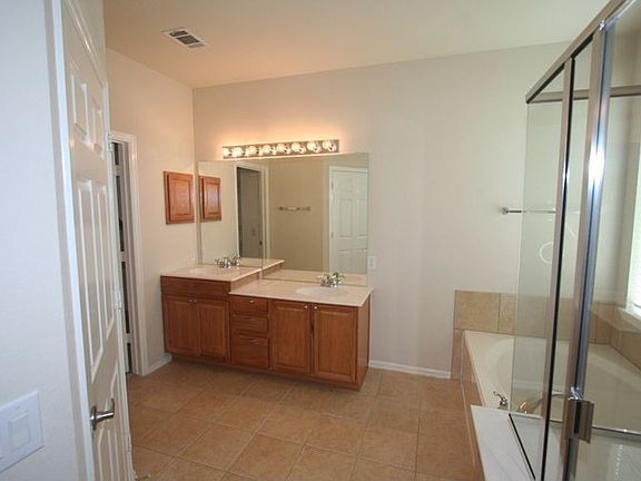 2nd image of 4004 Stone Oak Blvd