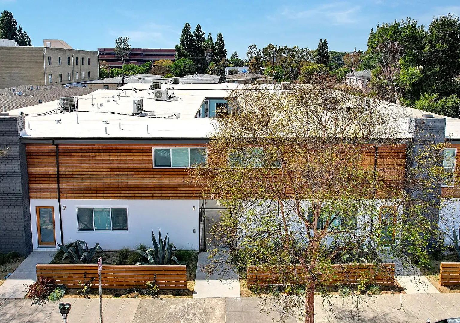 818 N Van Ness — Photo 1