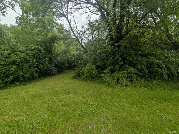 Oak Ridge Dr, Elkhart, IN 46517