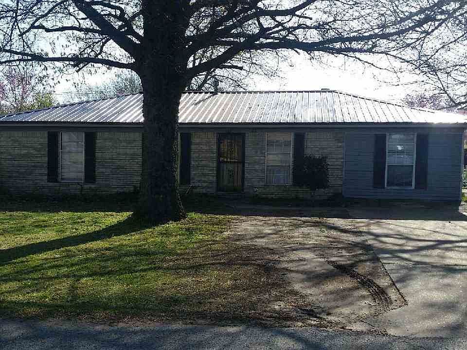 1st image of 108 Oak St